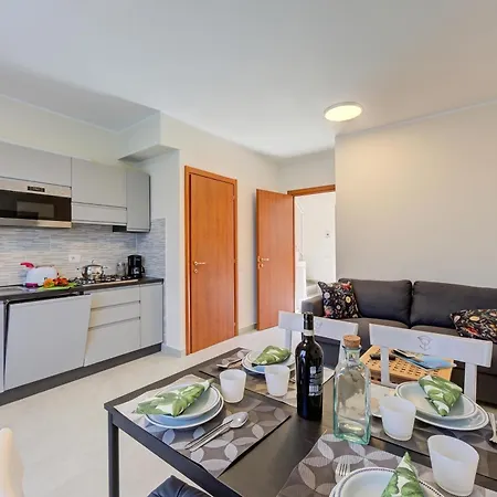 Vakantiehuis Del Lago: Maggiore With Shared Pool - Happy
