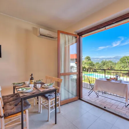 Vakantiehuis Del Lago: Maggiore With Shared Pool - Happy *