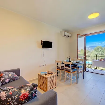 Vakantiehuis Del Lago: Maggiore With Shared Pool - Happy Laveno